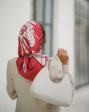 روسری نغمه سرخ