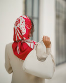 روسری نغمه سرخ
